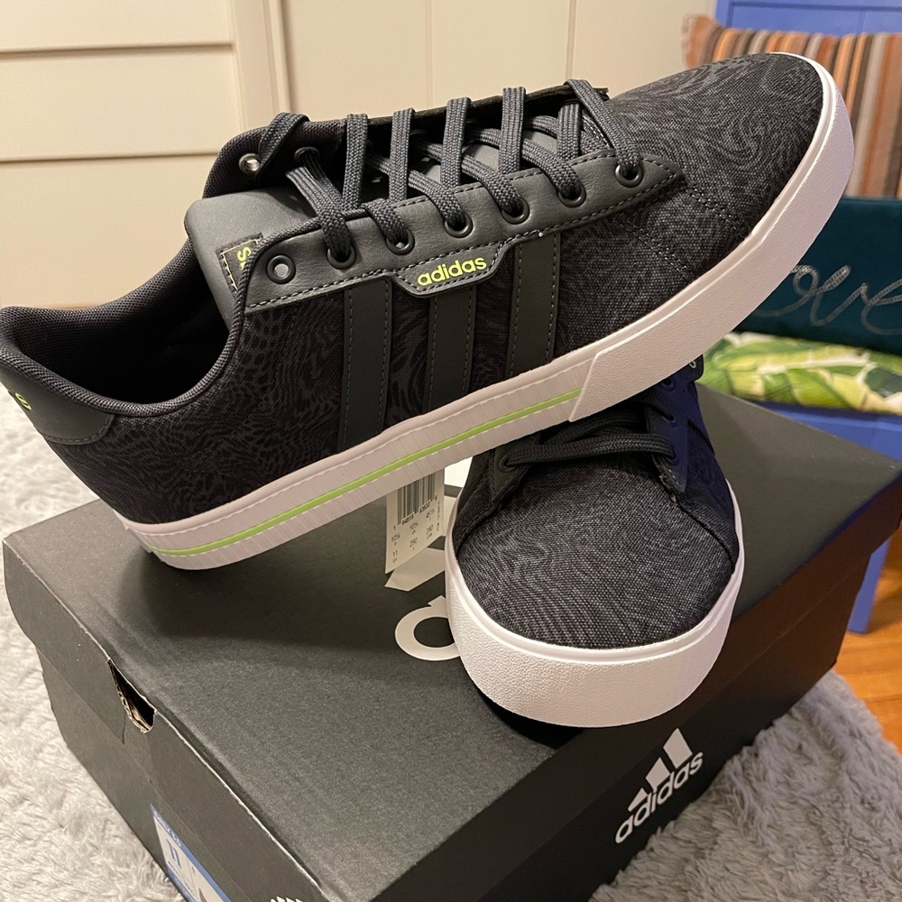 Adidas low top sneaker